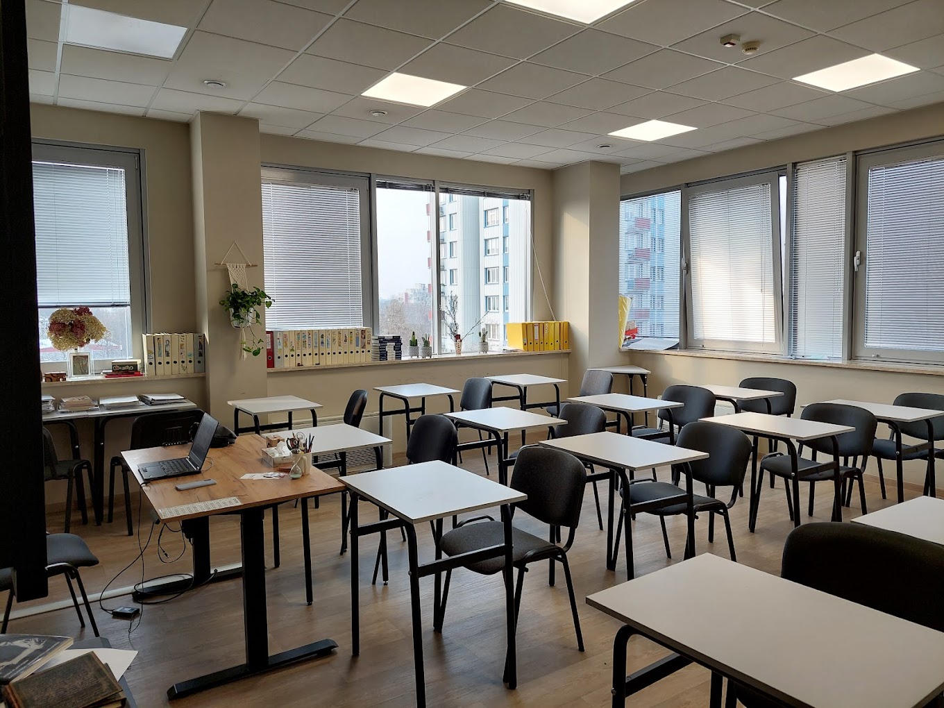 Jasne wnętrze sali lekcyjnej